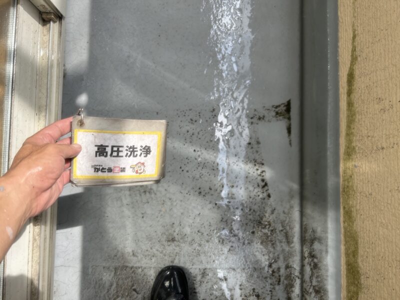 バルコニーの高圧洗浄の様子です。