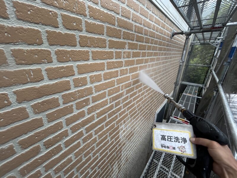 外壁の高圧洗浄の様子です。