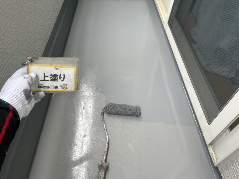 上塗りの様子です。<br />しっかり厚みを持たせながら、均一に塗布していきます。