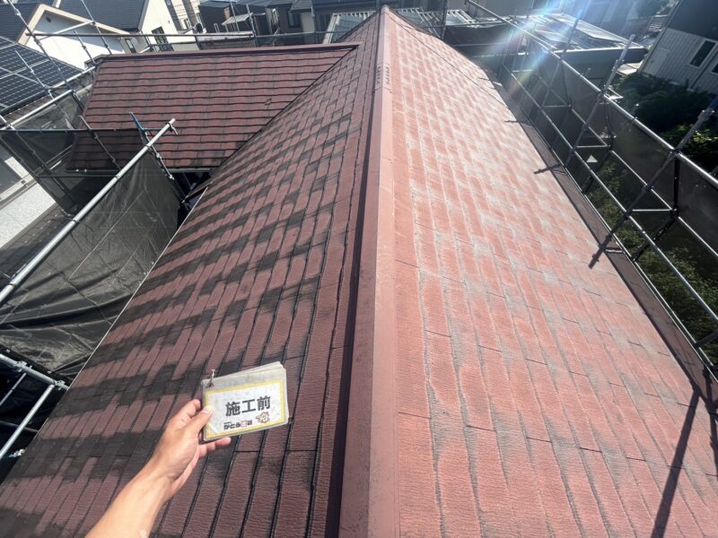 既存の屋根材は剥がさずに、その上から新しい防水紙と屋根材を被せるリフォーム方法をご提案いたしました。