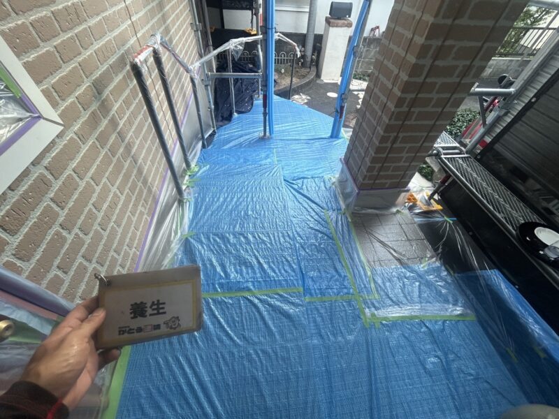 玄関周りも隙間なく養生をおこないます。
