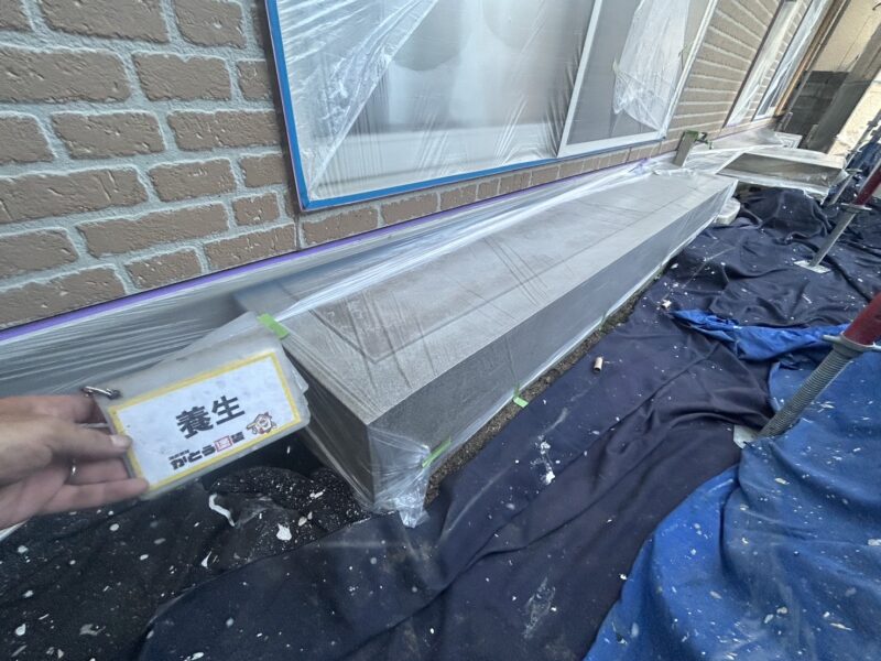 塗料の付着を防ぐため、しっかり養生をおこないます。