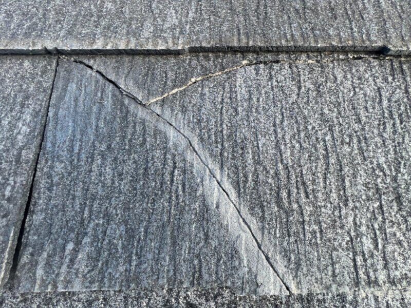 ひび割れしています。