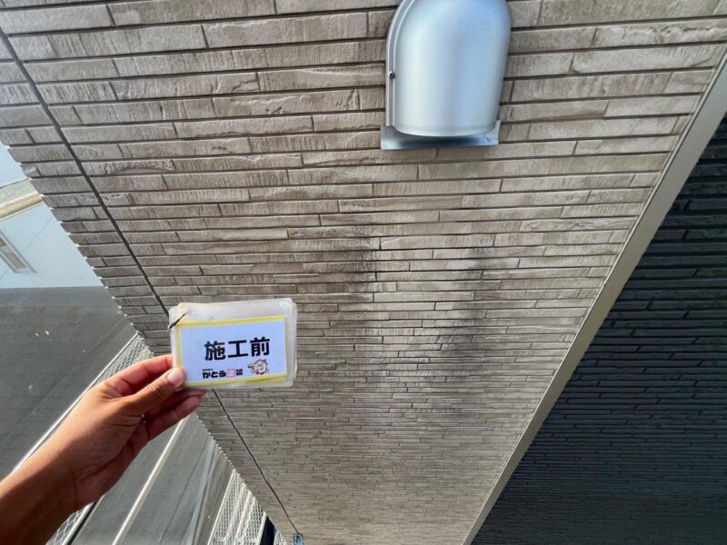 施工前の通気口です。<br />黒筋が出来ています