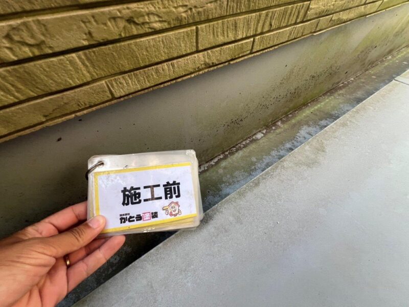 バルコニー内のお写真です。雨水が溜まりやすく、黒かびや経年劣化で汚れています