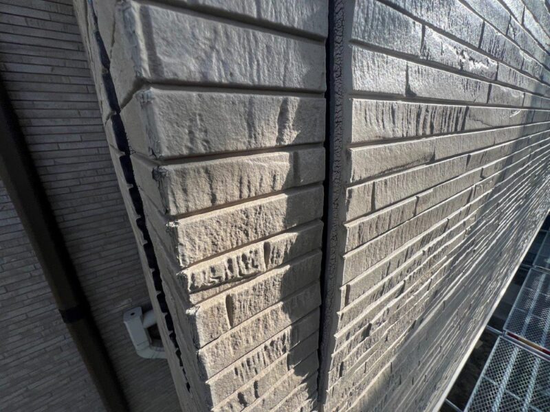 外壁材に浮きが見られました。 