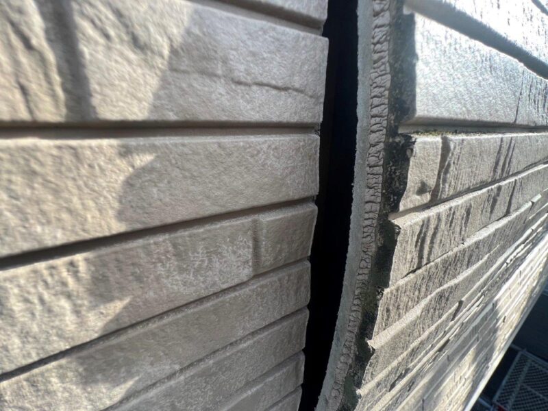 今回のお住まいで使用されていた外壁材は、素材の特性上、経年により「浮き」や「反り」の症状が出やすい種類のものでした。