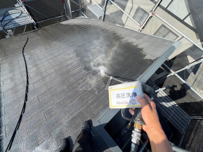 屋根を洗浄しています。