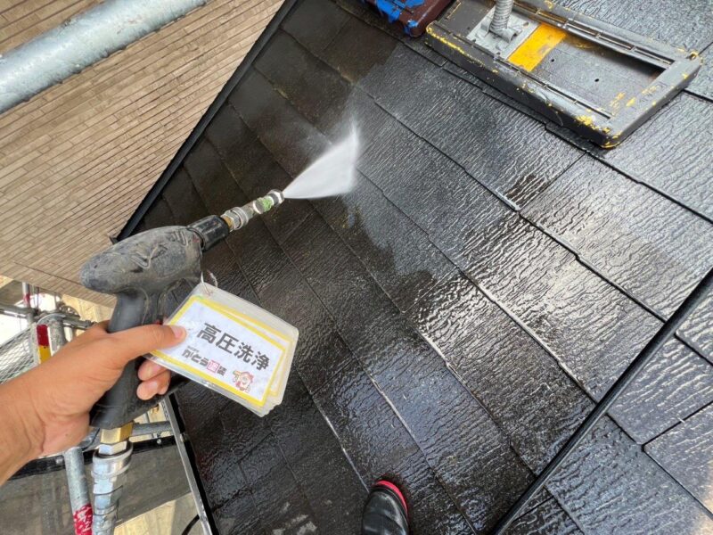 塗装前に洗浄し、しっかり汚れを落とします。