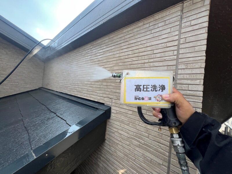 外壁を洗浄しています。