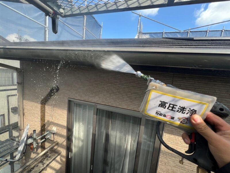 雨樋を洗浄しています。