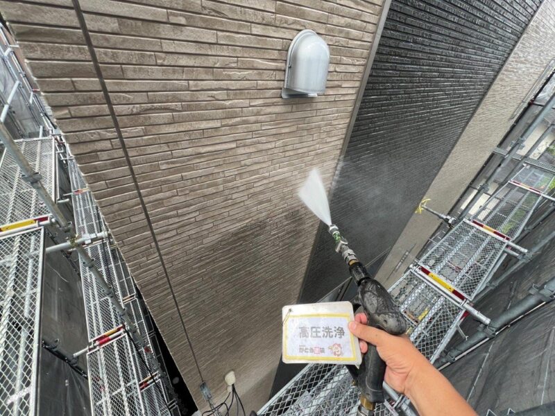 外壁を洗浄しています。