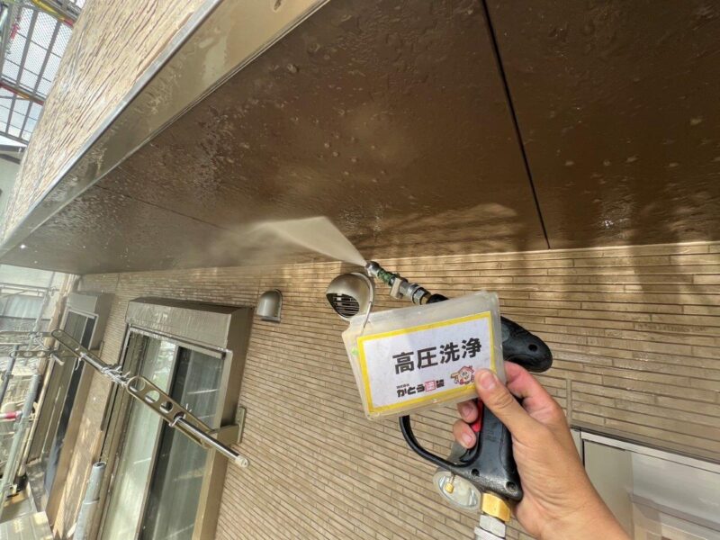 軒天井を洗浄しています。