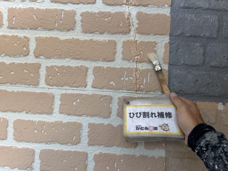 塗装の前にひび割れ補修をおこないます。