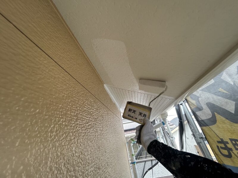 軒天の塗装の様子です。