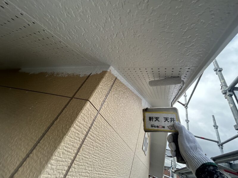 清涼感のあるライトグレーで塗装しています。