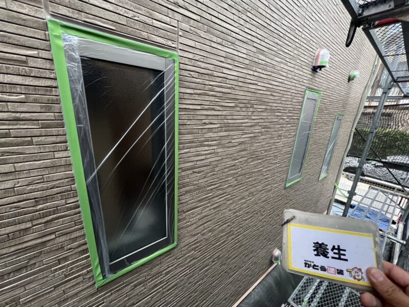 塗料の付着を防ぐため、しっかり養生をおこないます。