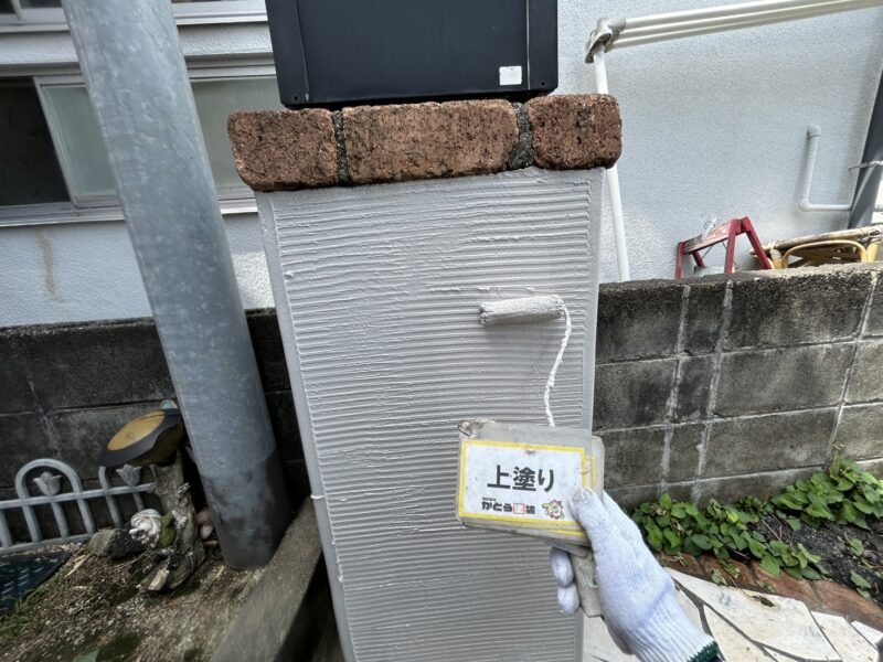 上塗りの様子です。<br />雨垂れ汚れもバッチリ解消しました。