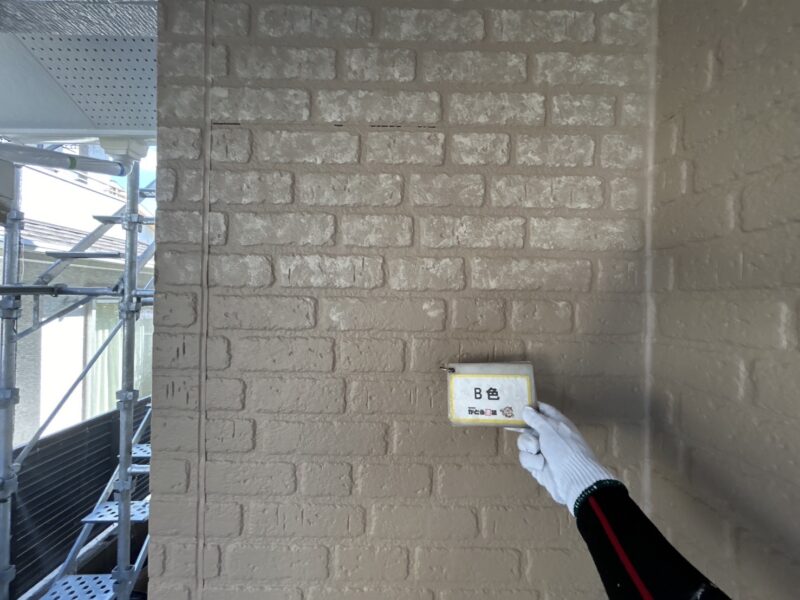 上側がB色塗布後です。<br />複雑な模様が描けるのがWB多彩仕上げ工法の特徴です。