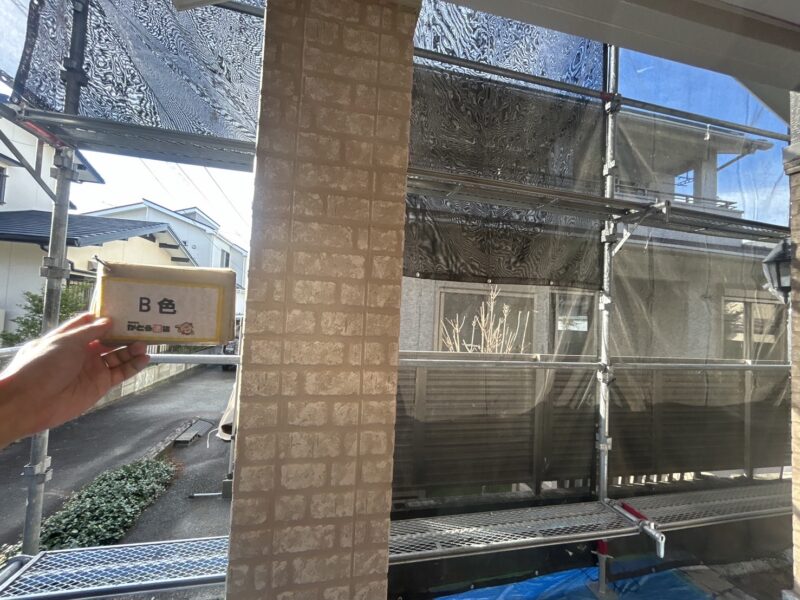 玄関の柱にも施工しています。