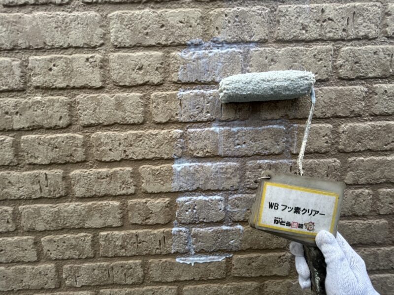 塗り始めは白っぽくなりますが、完全に乾くと透明になります。