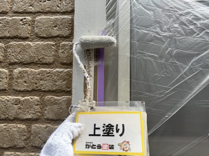 窓枠の上塗りの様子です。
