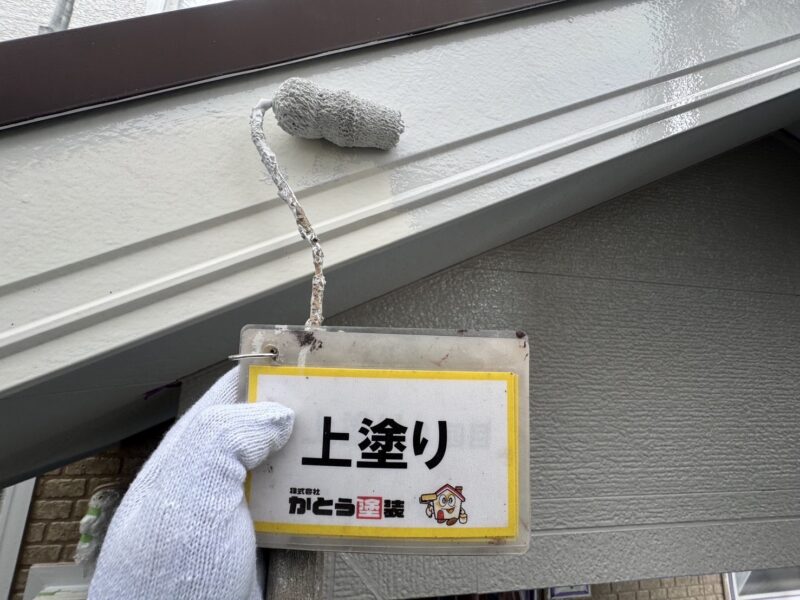 破風の上塗りの様子です。