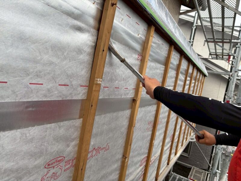 新しい外壁材へ張り替えを行います。