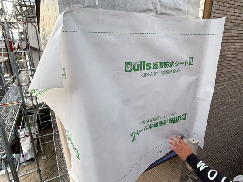 透湿防水シートを施工しました。外壁を貼ると見えなくなりますが、雨漏りを防ぐための重要な工程です。