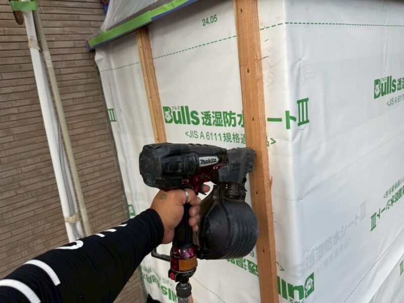 胴縁を取り付けます。<br />この隙間が空気の通り道となり、壁体内の結露を防ぎます。