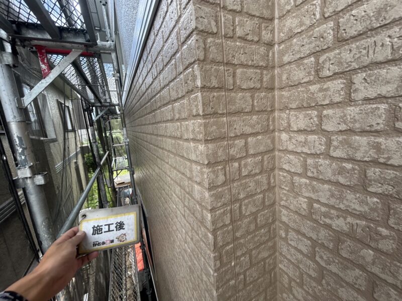 お気に入りのサイディングの凹凸や色・柄を活かしながら新たなデザインを創造するWB多彩仕上げ工法にて仕上げています。