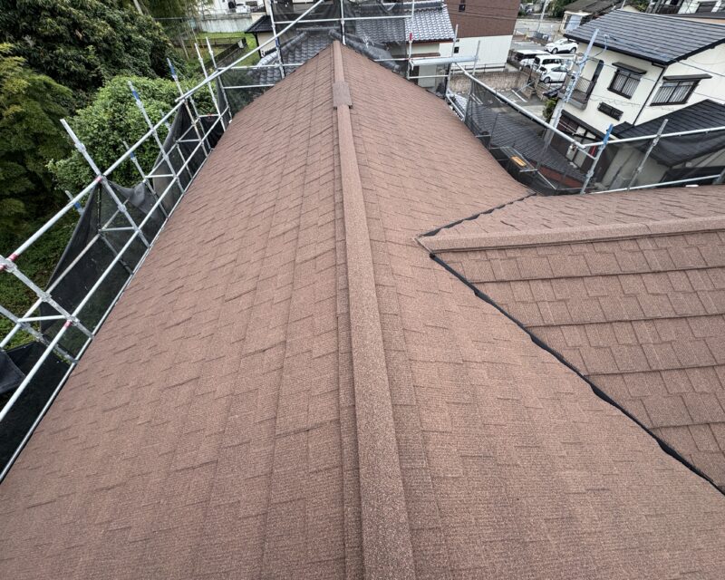 屋根表面のストーンチップが雨音を吸引・拡散するため、室内は静かで日常生活において望ましい遮音性を確保することができるのもうれしいポイントです。