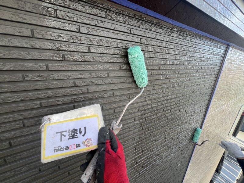 外壁下塗りの様子です。