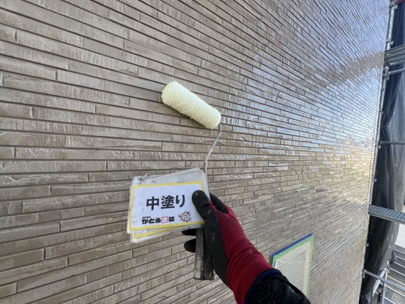 クリアー塗装による中塗りの様子です。外壁材に塗料をしっかりと馴染ませていきます。<br />