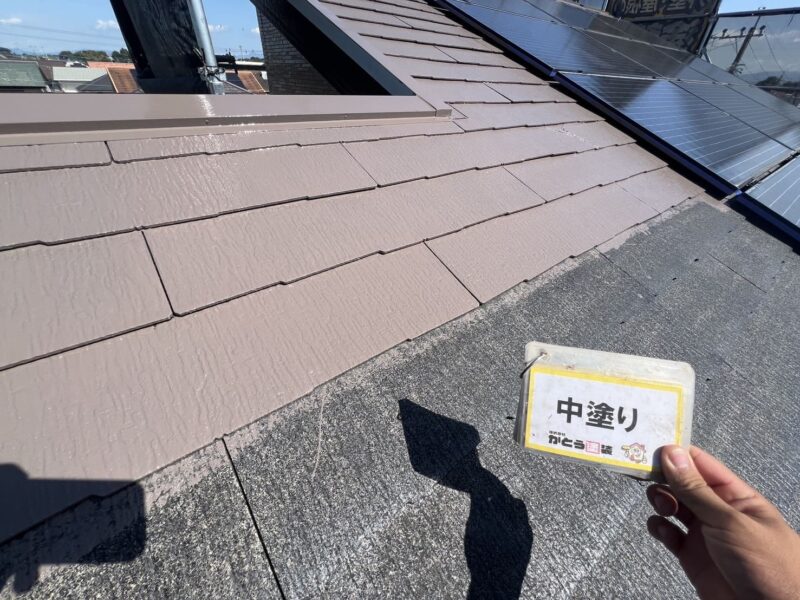 屋根の中塗りを行います。