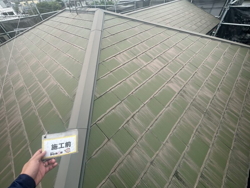 屋根は全体的に色褪せ、塗膜がほとんどない状態でした。