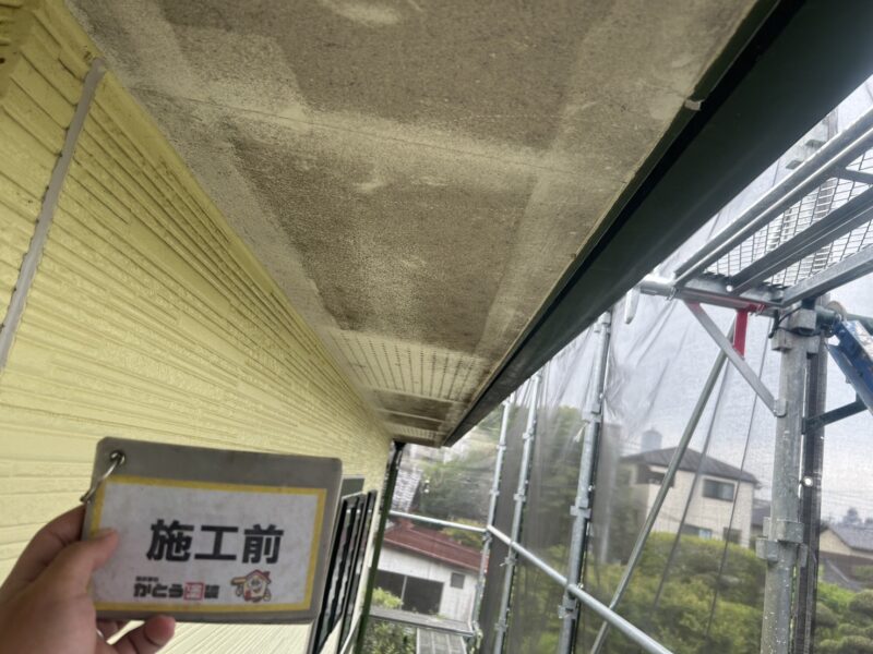 軒天は完全に白さが失われ、真っ黒に汚れていました。