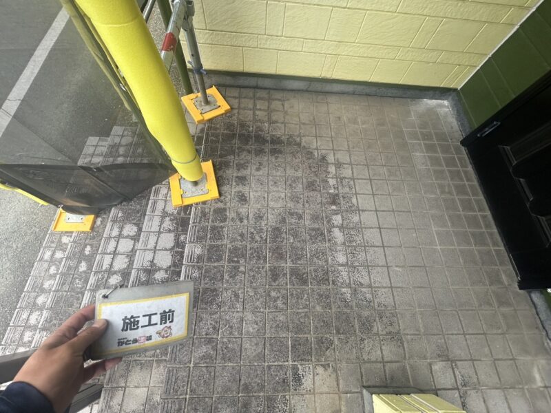 玄関周りは、高圧洗浄で綺麗に汚れを落とします。