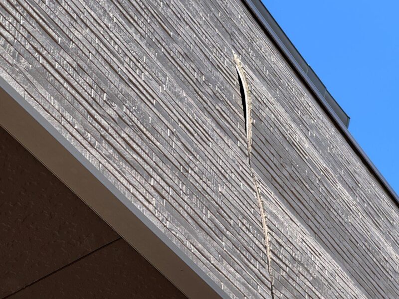 一部の外壁において、建材特有の劣化症状である「著しい反り」が確認できました。