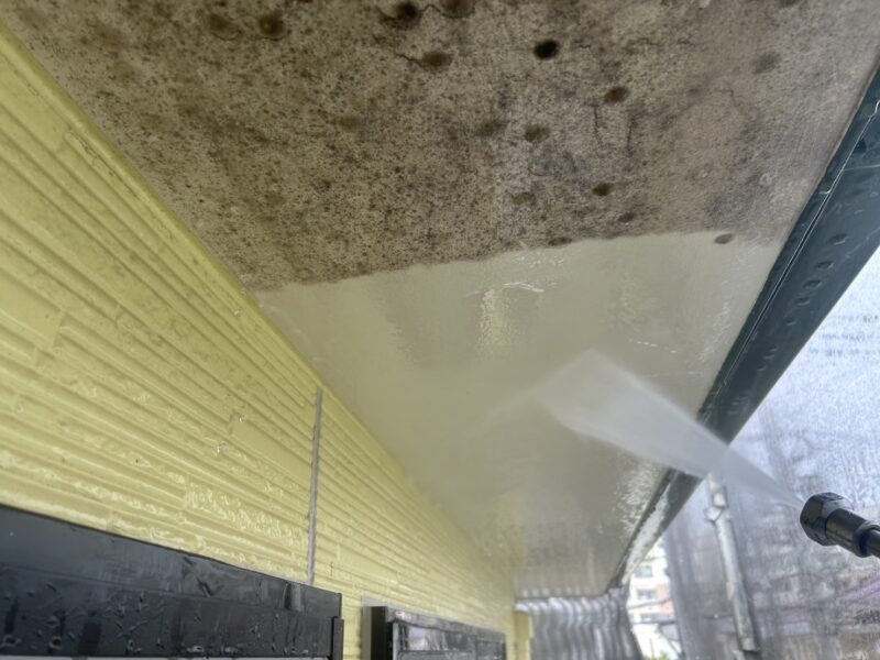 軒天の高圧洗浄の様子です。<br />気持ちが良いほど、汚れが落ちていきます。