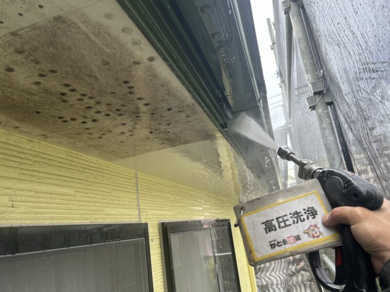 雨樋、鼻隠しの高圧洗浄の様子です。