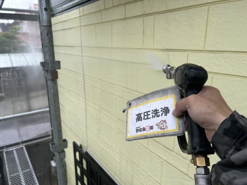 外壁の高圧洗浄の様子です。