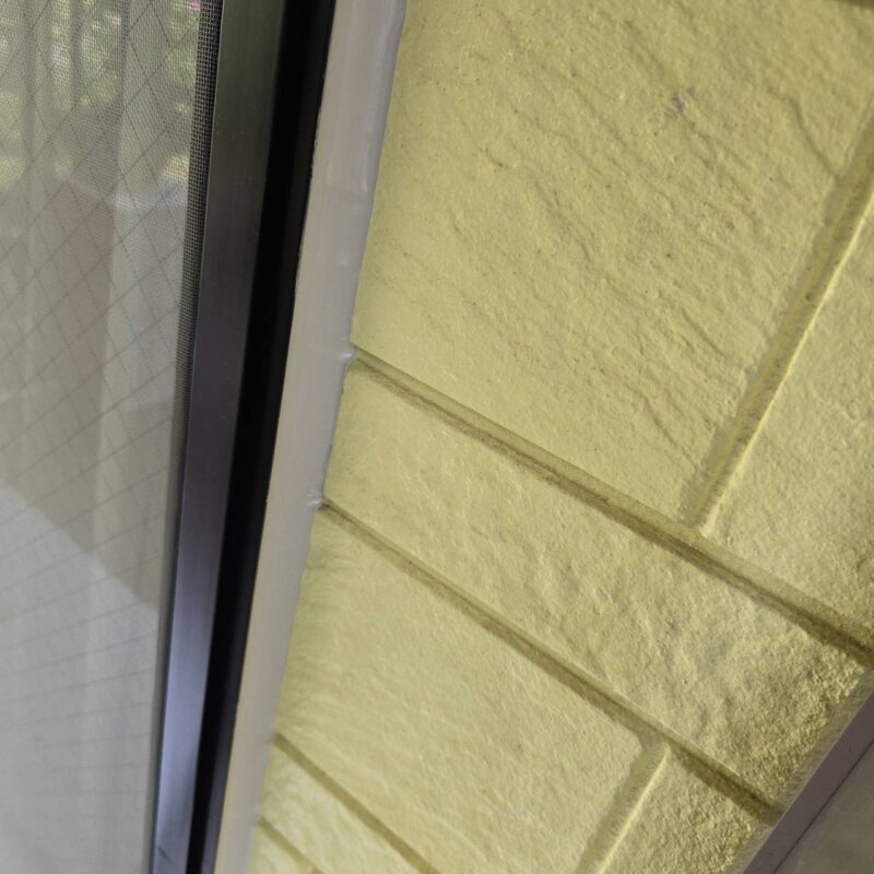 高耐久のシーリング材を目地にたっぷり充填しています。