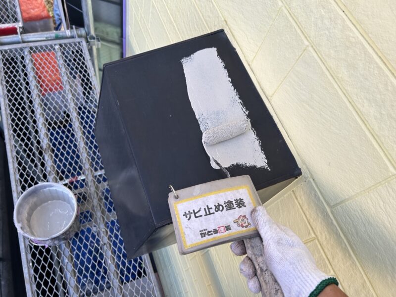 サビ止め塗装の様子です。<br />鉄部にはすべてサビ止めを施しています。