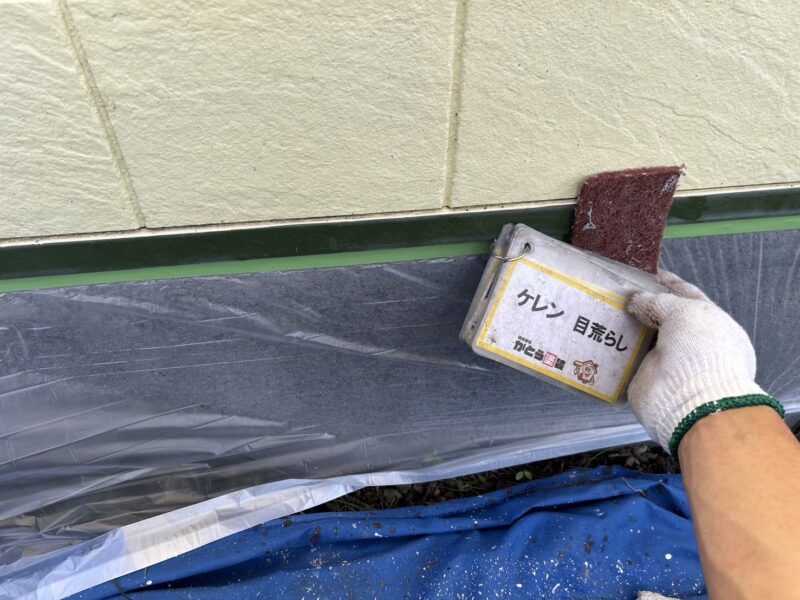 水切りのケレンの様子です。<br />古い塗膜やサビを除去します。