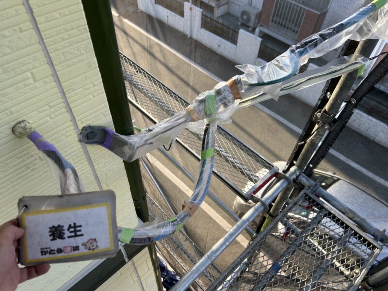 細かいところまで養生をします。