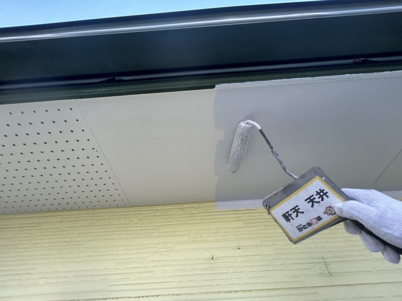 軒天の塗装の様子です。
