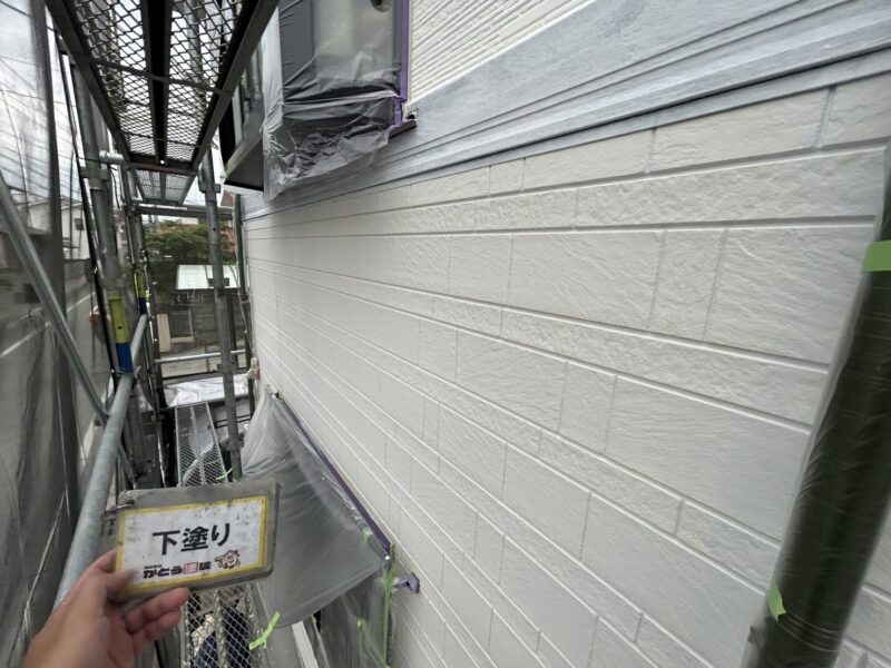 下塗りがムラなく均一に塗れていると、上塗り材のノリが良くなり、仕上がりが格段に向上します。