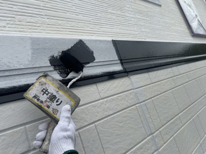 幕板の中塗りの様子です。