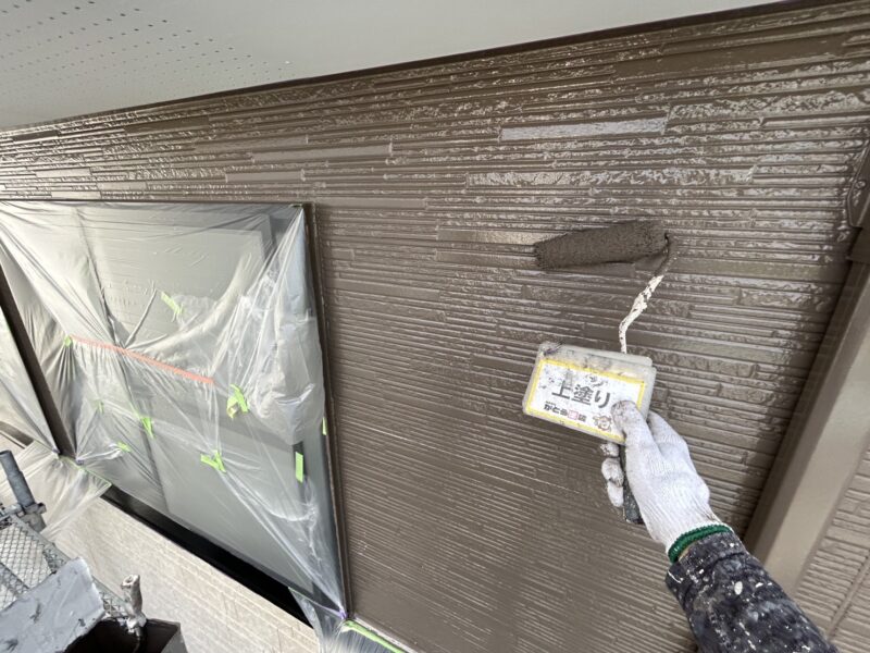 上塗りの様子です。<br />艶ありで施工しています。